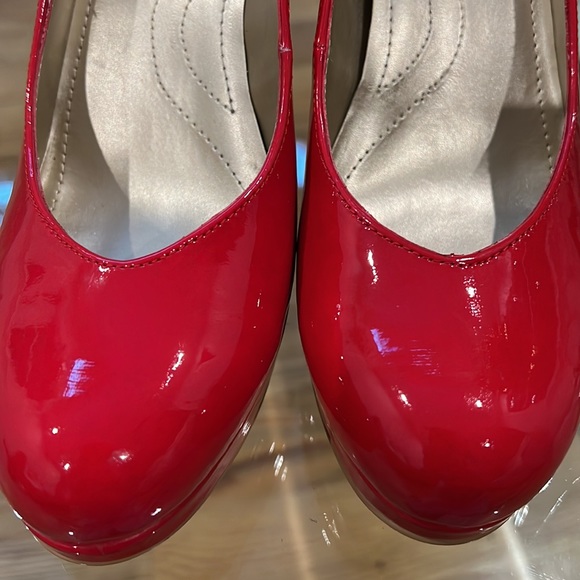 Tahari shoes new. Zice 6.5 beautiful red color. Comfy and chic and elegant. - Picture 4 of 6